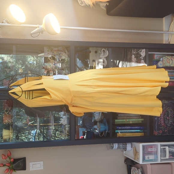 Butter yellow dress - Picture 2 of 9